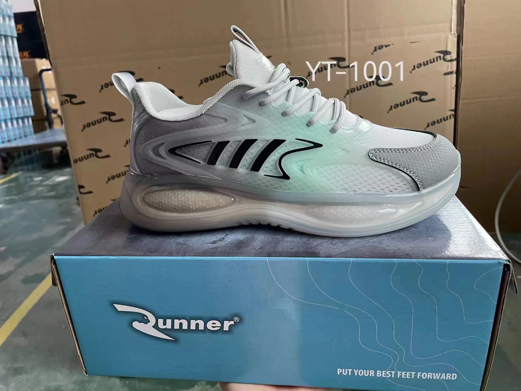 春夏季新款棉鞋休閑潮流百搭飛織運動男鞋網(wǎng)面跑步健步鞋軟底防滑Spring and summer new cotton shoes leisure trend all-partner flying woven sports men's shoes mesh surface running strong walking shoes soft sole non-slip